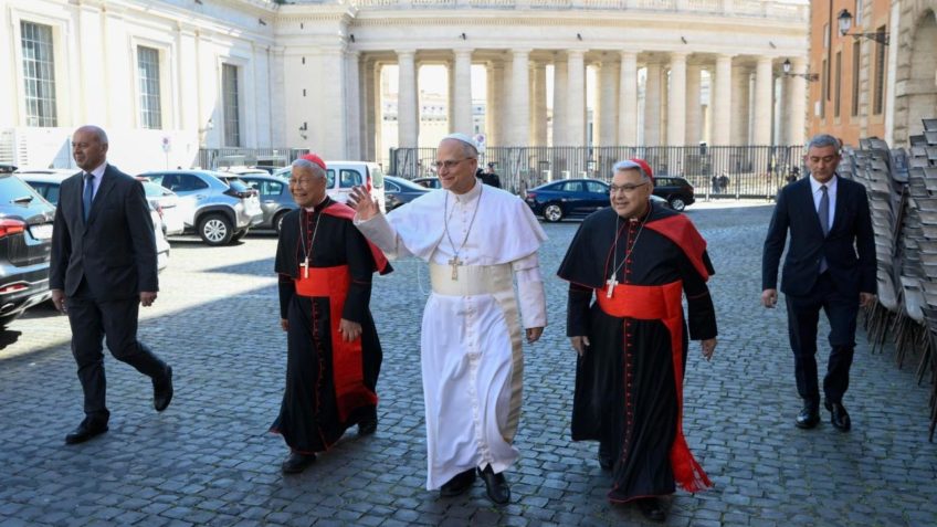 Papa Leão diz querer seguir caminho de Francisco em discurso a cardeais