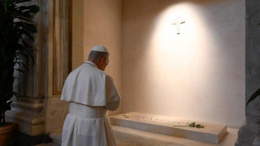 Papa Leão 14 visita túmulo de Francisco em Roma; veja fotos