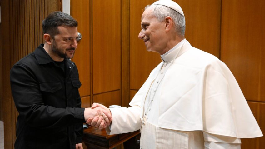 Após missa, Zelensky tem encontro privado com papa Leão 14 