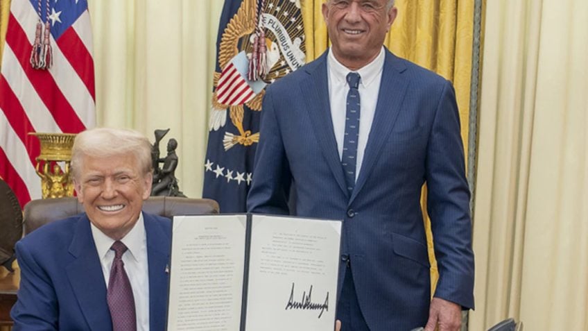 Trump assina decreto para reduzir preços de remédios nos EUA