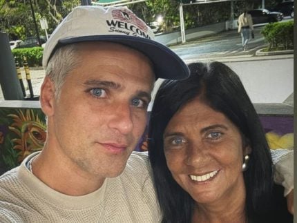 O amor venceu: Bruno Gagliasso posa ao lado da mãe após desavenças políticas
