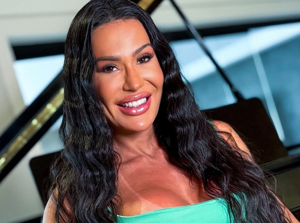 Gracyanne Barbosa se batiza em cerimônia evangélica liderada por Pablo Marçal