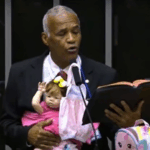 Deputado discursa na tribuna da Câmara com bebê reborn no colo