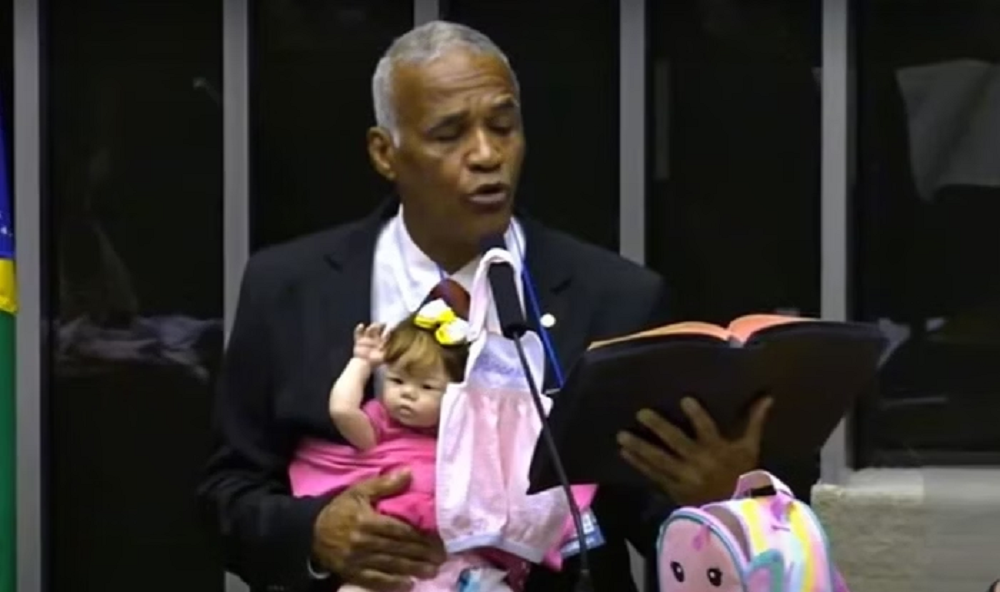Deputado discursa na tribuna da Câmara com bebê reborn no colo