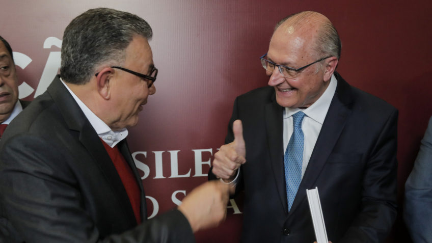 Com Alckmin presente, Carlos Siqueira lança livro em Brasília