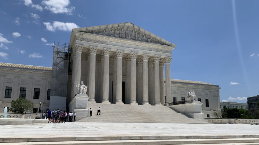 Suprema Corte dos EUA revoga proteção de venezuelanos