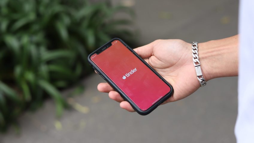Tinder lança canal para mulheres relatarem casos de assédio