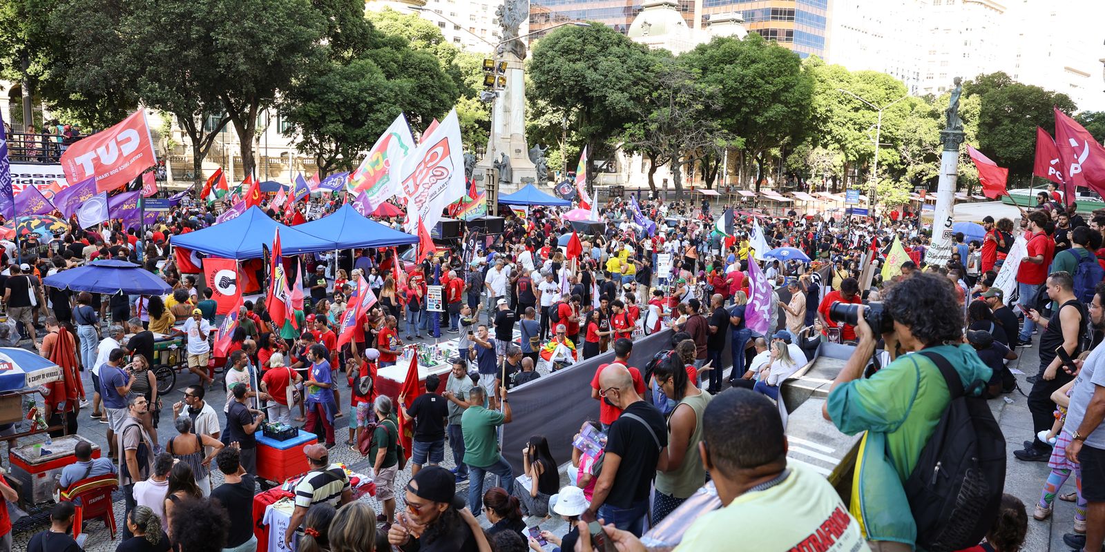 Fim da escala 6×1 une movimentos no ato de 1º de Maio no Rio