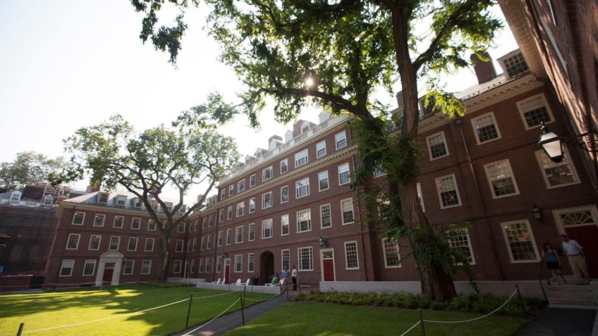 Trump ordena cancelamento de contratos de US$ 100 mi com Harvard