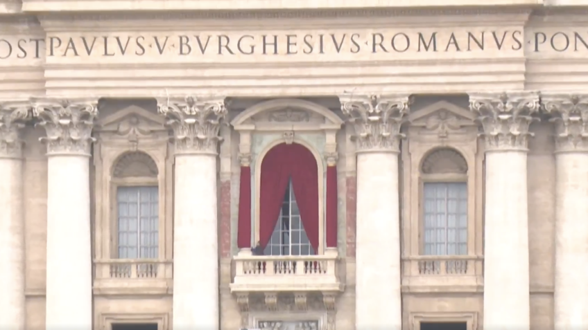 Vaticano instala cortinas onde novo papa será apresentado