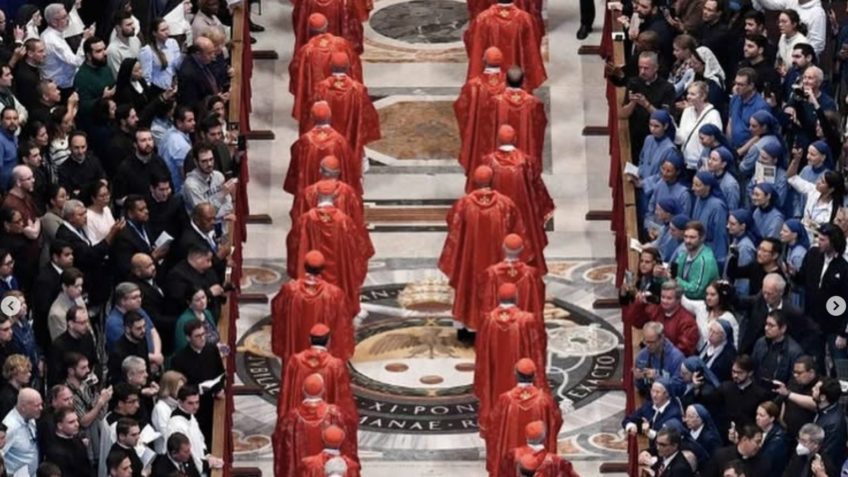 Conclave é realizado no Vaticano; fumaça deve anunciar resultado