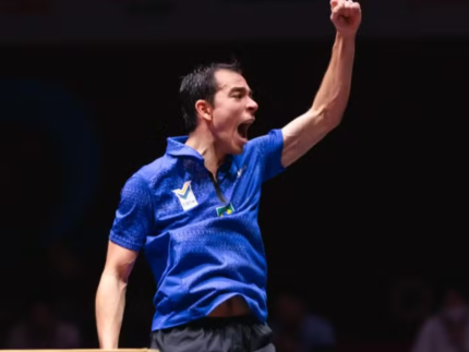 Hugo Calderano dá show, vai às quartas e mira pódio no Mundial de Tênis de Mesa