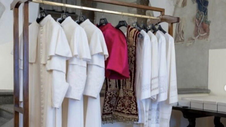 Vaticano já separa “vestes papais” em 3 tamanhos para novo papa