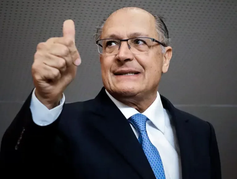 Alckmin entrega convite ao papa Leão XIV para participar da COP30