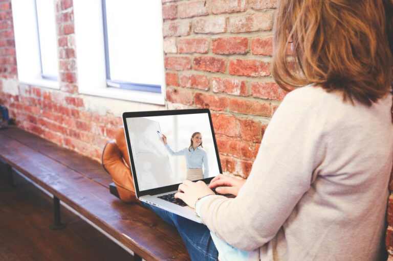 Aprendemos mais do EAD ou presencial? Quais serão os impactos nos cursos superiores de TI?