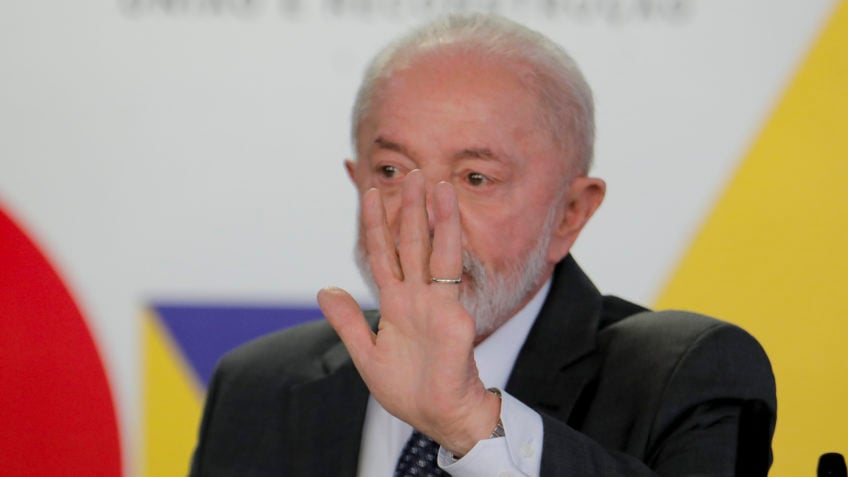 para 50%, Lula errou ao manter alta para compra de dólar