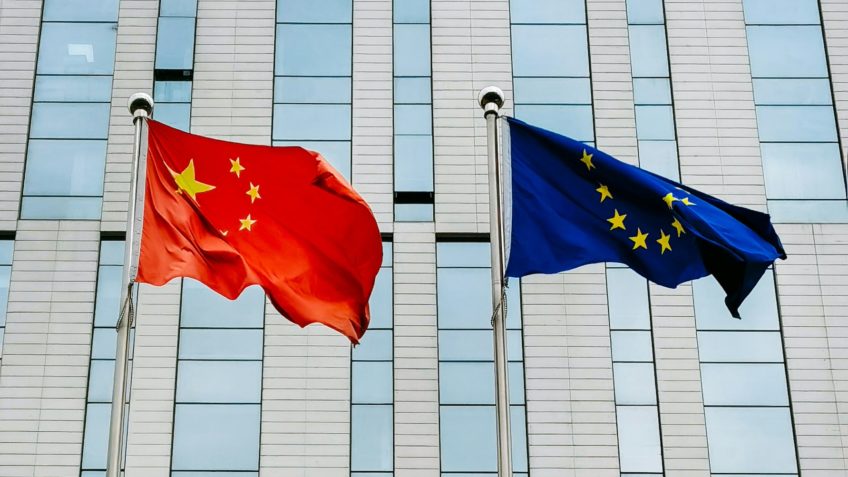 UE pressiona China sobre escassez de terras raras para indústria automotiva