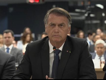 Com a Constituição em mãos, Bolsonaro nega ter agido fora das 4 linhas