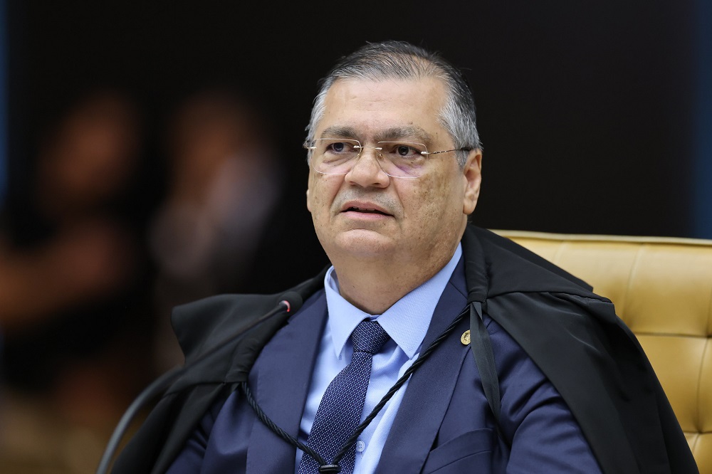Dino vota a favor da responsabilização de redes sociais por conteúdos ilegais