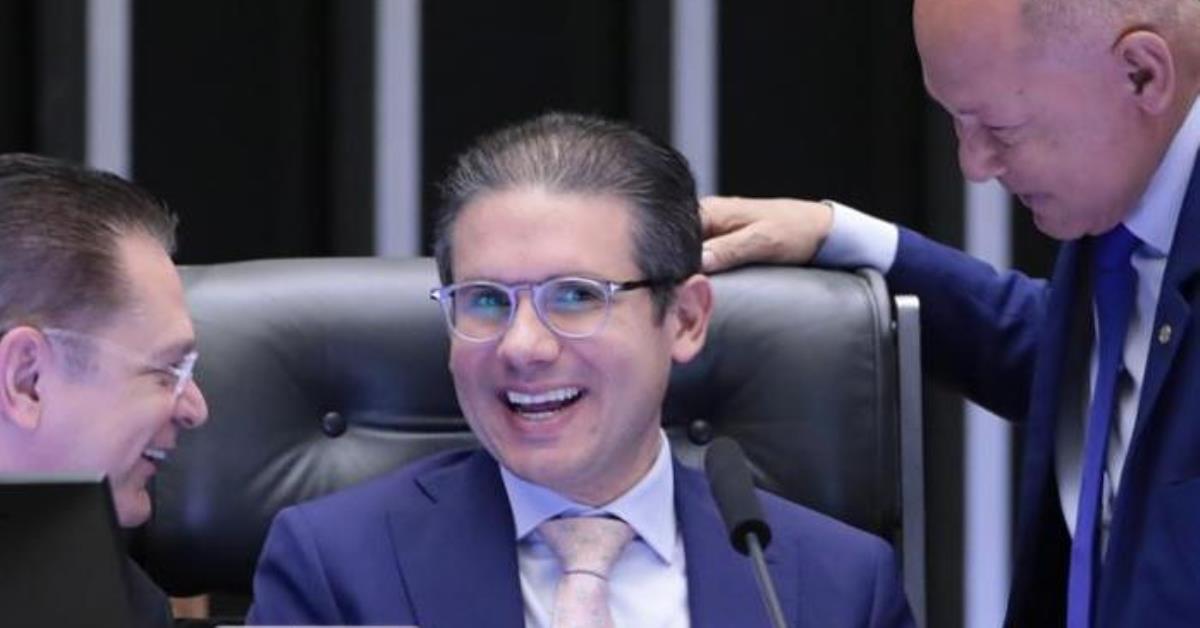 Hugo Motta envia à CCJ pedido de cassação de Carla Zambelli