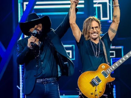 Hudson, dupla de Edson, conta como lida com regravações de suas músicas: “Acho legal”