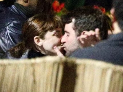 Alice Wegmann é flagrada aos beijos com novo affair após rumores de romance com Carrão