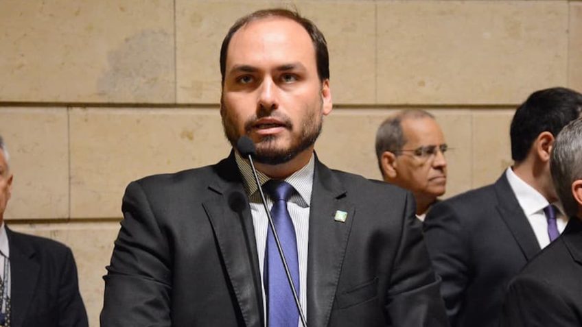 Bolsonaro quer lançar Carlos ao Senado por SC, diz jornal