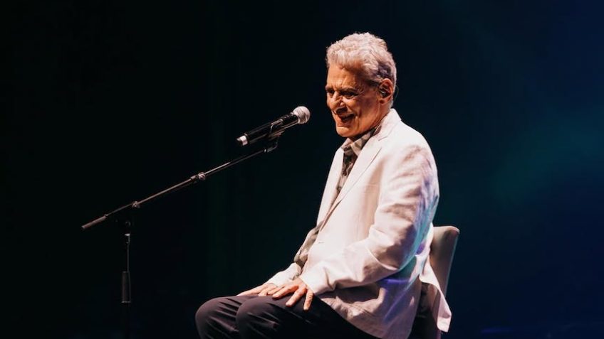 Chico Buarque é operado no Rio para tratar hidrocefalia