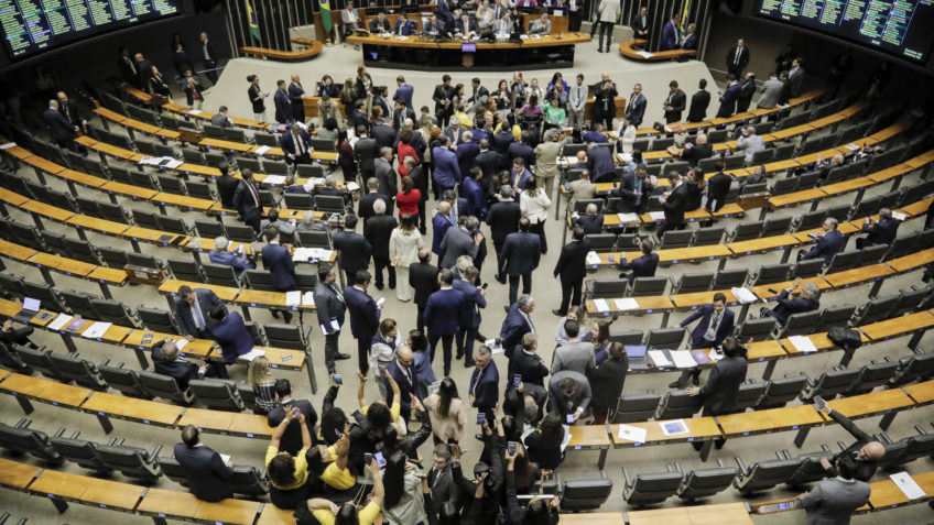 Congresso aprova projeto para usar emendas para pagar salários na saúde