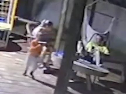 Tragédia: menino de 2 anos mata mãe com arma do pai deixada na mesa