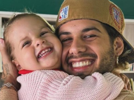 Mala de presentes de Zé Felipe é extraviada e Maria Flor o cobra