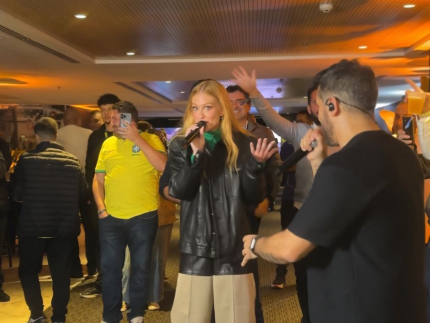 Marina Ruy Barbosa rouba a cena ao cantar em camarote na Neo Química Arena