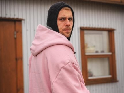 Exausto, Justin Bieber perde a paciência com fotógrafos e faz apelo: “Sou pai e marido”