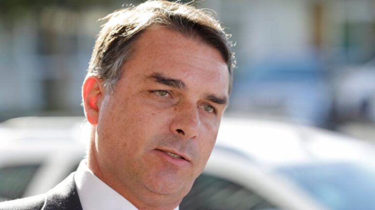 Flávio afirma que governo Lula usa STF para “calar a direita”