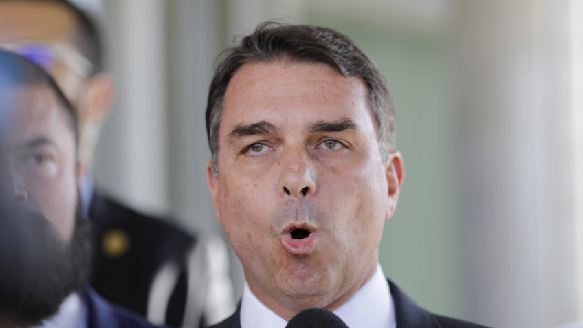 Flávio Bolsonaro publica vídeo de ministros elogiando voto impresso