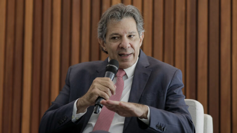 Dólar cai para R$ 5,63 com medidas fiscais no radar