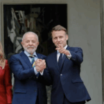 Brigitte aconselha Janja a pegar no braço de Lula