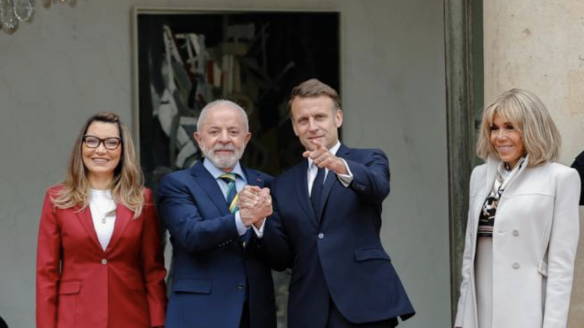Brigitte aconselha Janja a pegar no braço de Lula