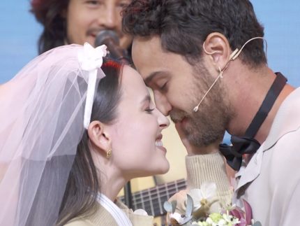 É o amor! Larissa Manoela e André Luiz encantam a web ao renovar votos no Encontro