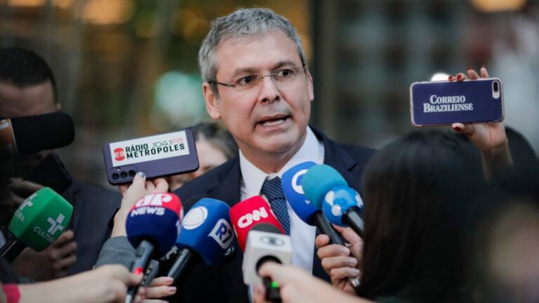 Eduardo promove depredação simbólica do STF nos EUA