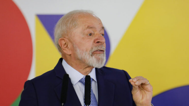 Lula diz que Eduardo “lambe bota de Trump” e atua como “terrorista”