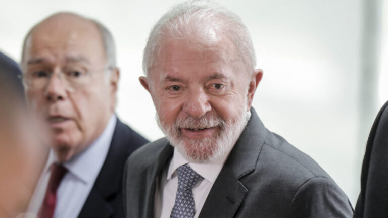 Para reeleição, preciso estar bem de saúde como hoje, diz Lula