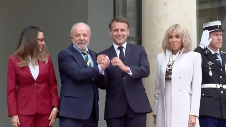 Lula é recebido em Paris por Macron