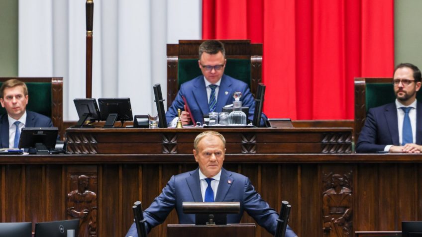 Premiê polonês Donald Tusk vence voto de confiança no Parlamento