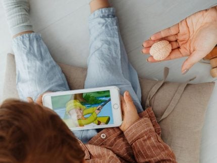 Uso excessivo de telas aumenta chances de problemas emocionais em crianças, diz estudo