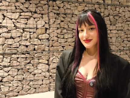 Durante evento do YouTube, cantora pop Ariah reflete: “Mulheres devem apoiar mulheres”