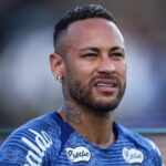 Neymar Jr. se manifesta após expulsão por gol de mão em jogo contra o Botafogo: “Eu errei”
