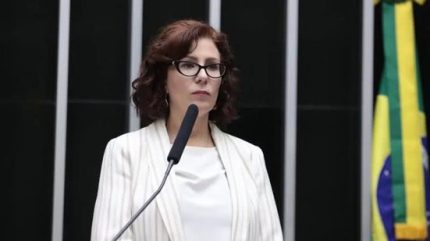 Após condenação no STF, Carla Zambelli deixa o país e advogado abandona defesa