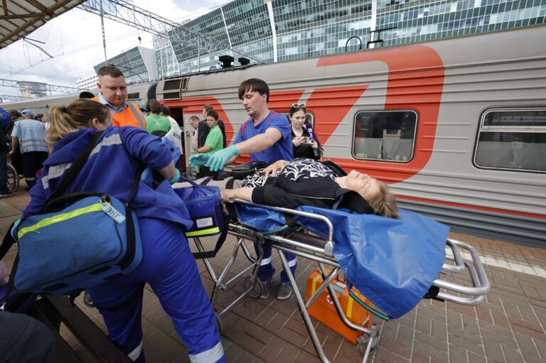 Desabamento de ponte causa descarrilamento de trem e deixa sete mortos na Rússia
