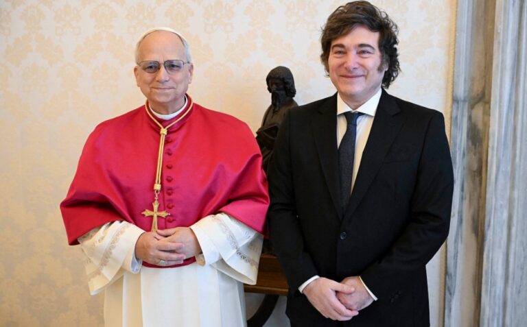 Papa Leão XIV recebe Javier Milei e afirma que visitará a Argentina